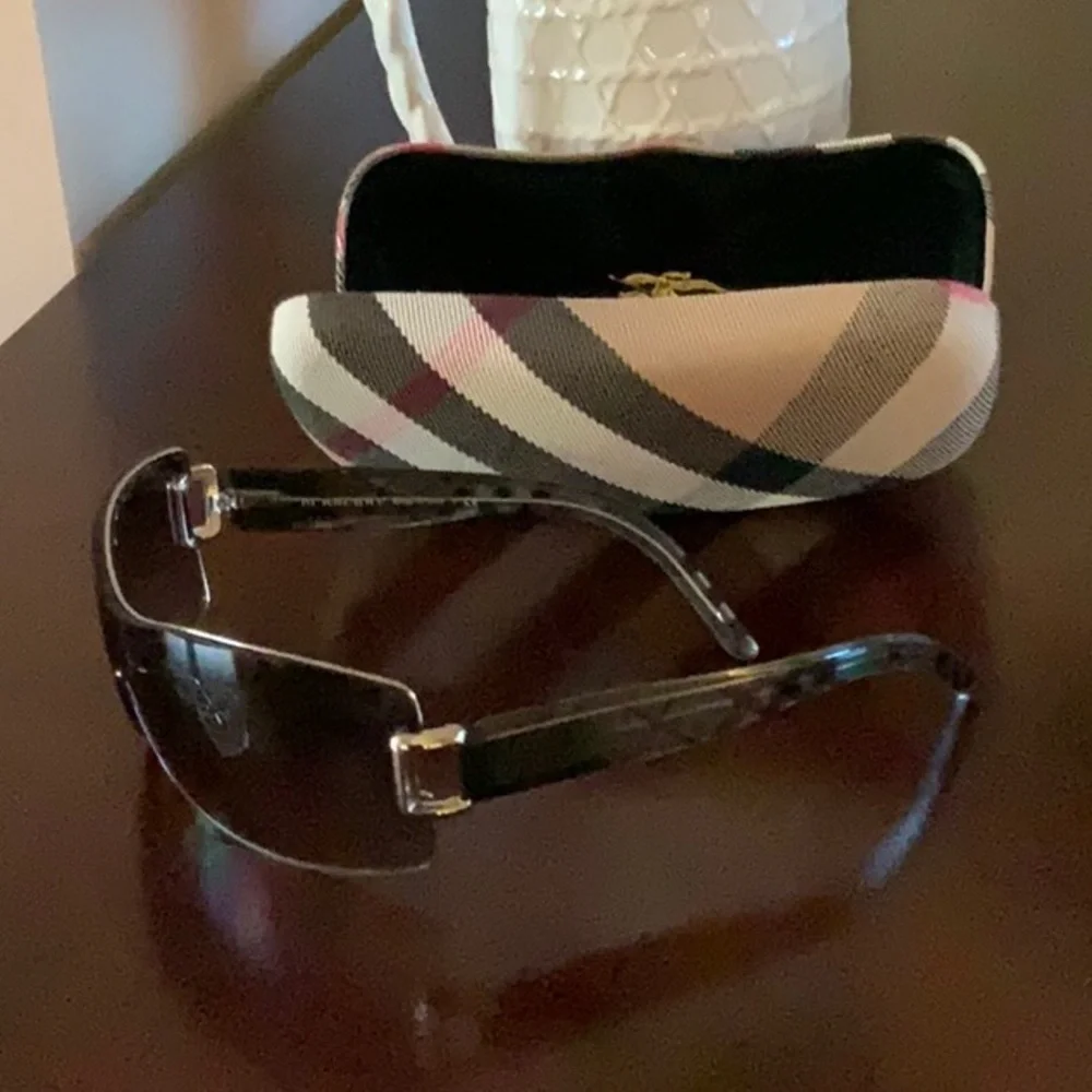 Burberry Women’s Sunglasses W/Case - Picture 3 of 4